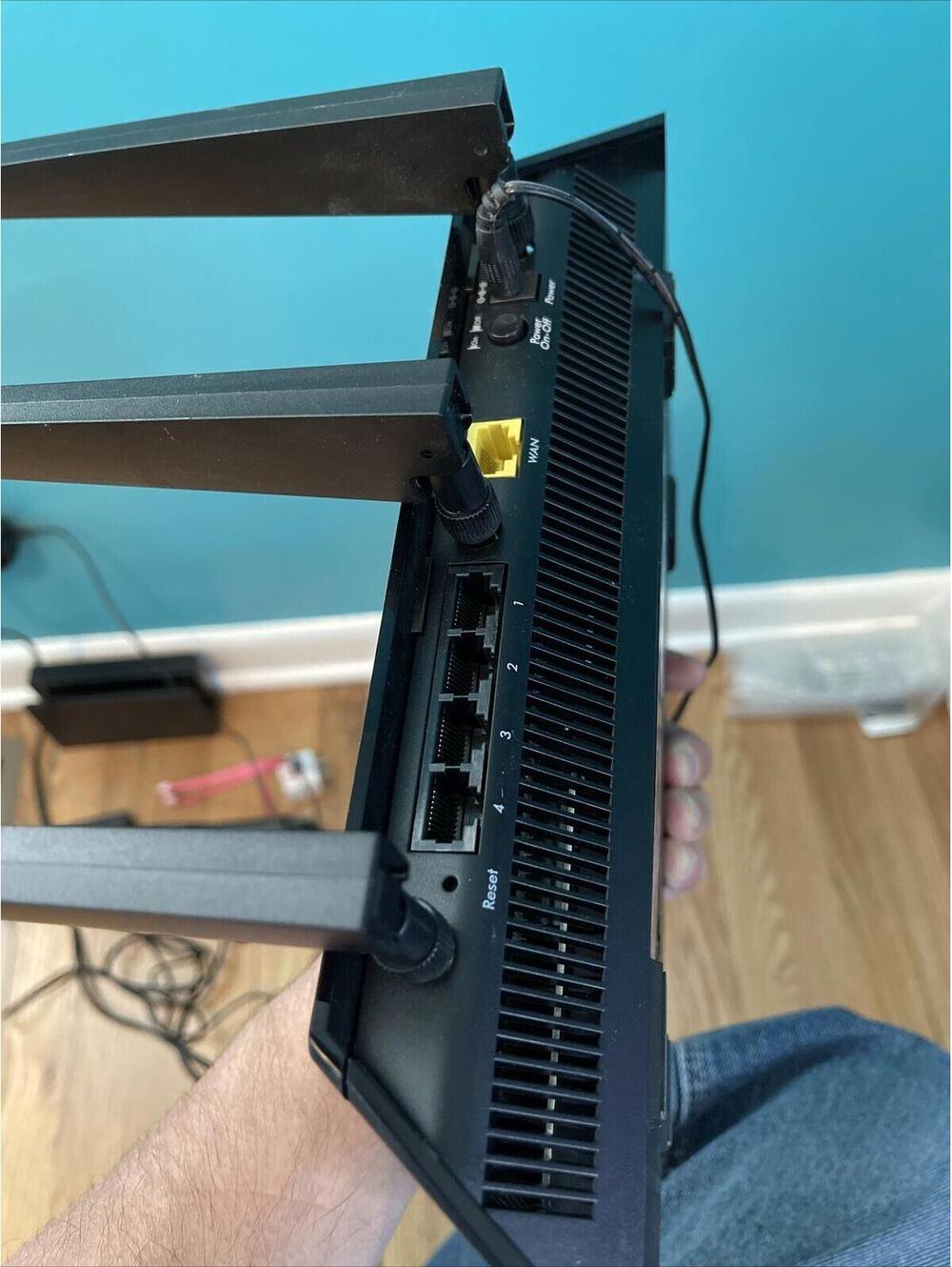 Netgear Router Model R6700v2 - Picture 4 of 12